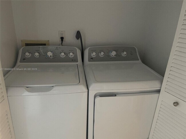 Building Photo - 1717 N Bayshore Dr