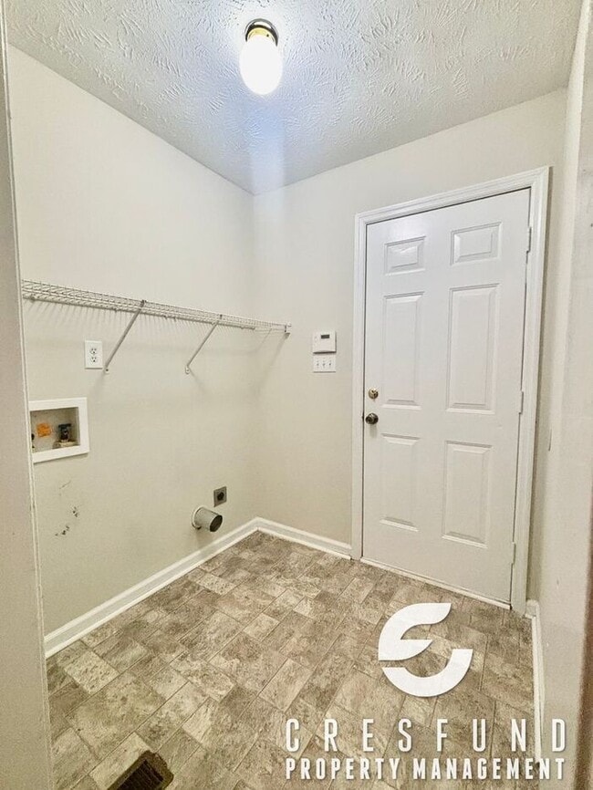 Building Photo - Comfort, Style, and Space - 15 MIN FROM FT...