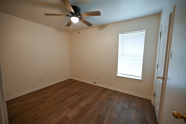Building Photo - 3 bed 2 bath Duplex Decatur TX