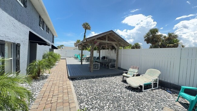 Building Photo - Fully Furnished One Bedroom Long Term Beac...