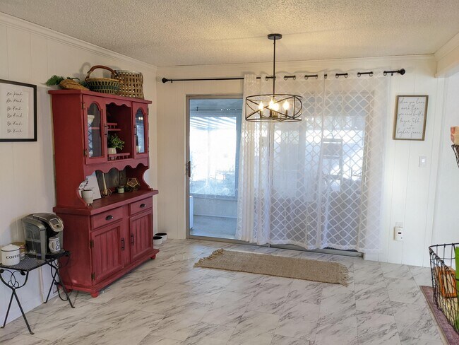 Building Photo - 110 6th St