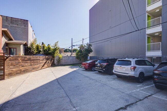 Building Photo - 3216 Bellevue Ave