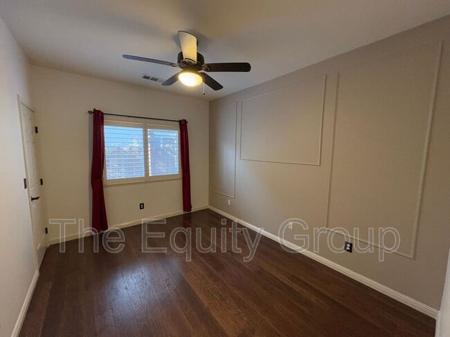 Building Photo - 2650 W Oakridge Ave