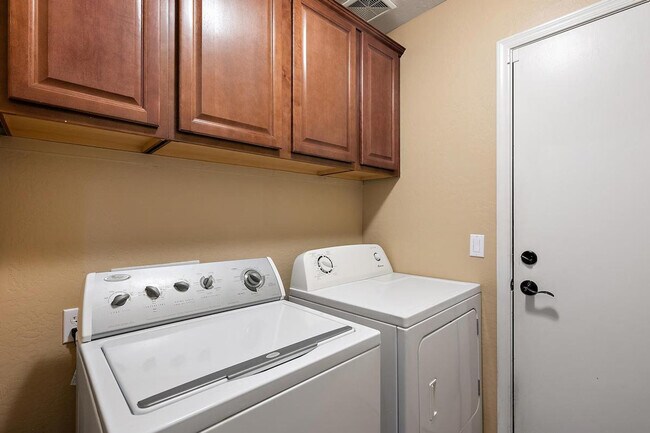 Building Photo - 2949 E Crescent Way