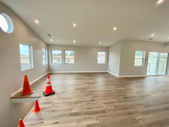 Building Photo - 2 Bedroom House