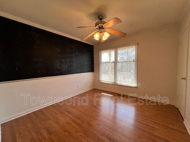 Building Photo - 6204 Lakehaven Dr