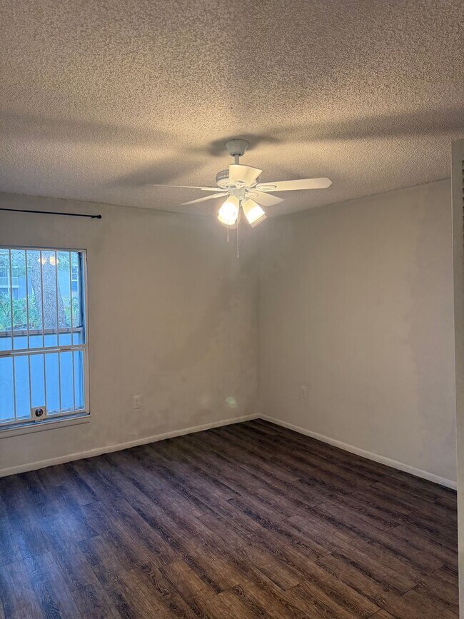 Building Photo - 3827 Bay Club Cir