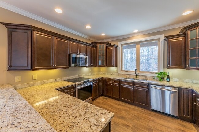 Building Photo - 211 Spicewood Dr