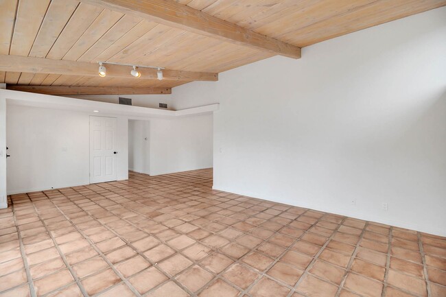 Building Photo - Stunning Woodland Hills Pool Home – South ...