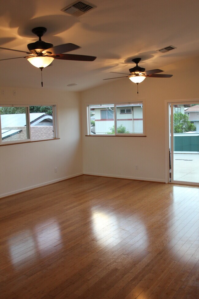 Building Photo - Part of a 2-unit CPR. 4 bedroom 3.5 bath with attached garage. Approx 1961 sf