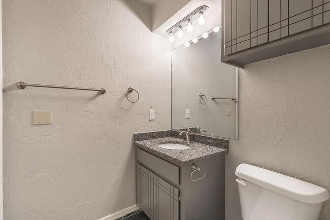 Building Photo - Beautiful 2BD/2.5 BTH Home Right off of NW Expressway and Shopping Areas