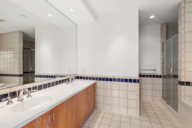 Building Photo - 225 Kenrick St
