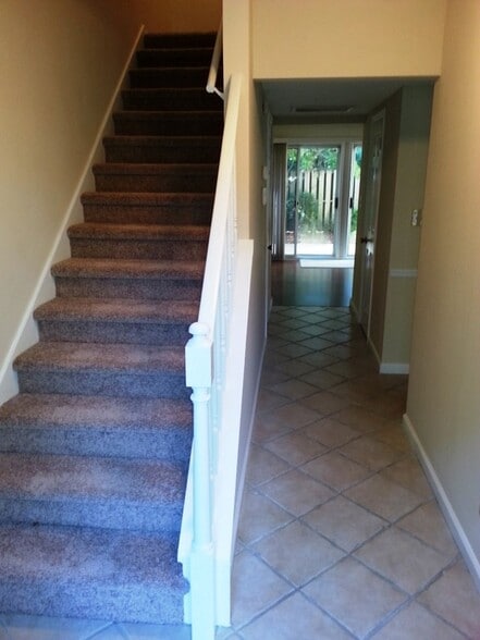 Entry way - 910 Dolphin Ct