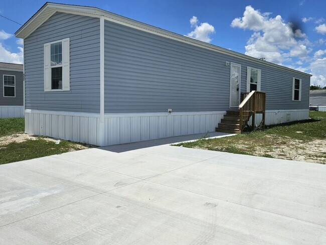 Building Photo - 557 Suwanee Dr