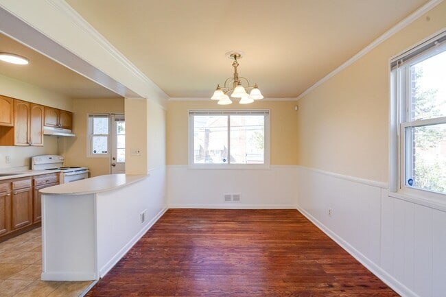 Building Photo - Charming End-Unit Townhome