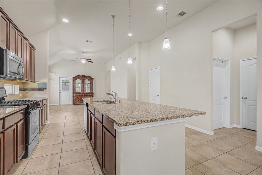 Building Photo - 3834 Raintree Village Dr