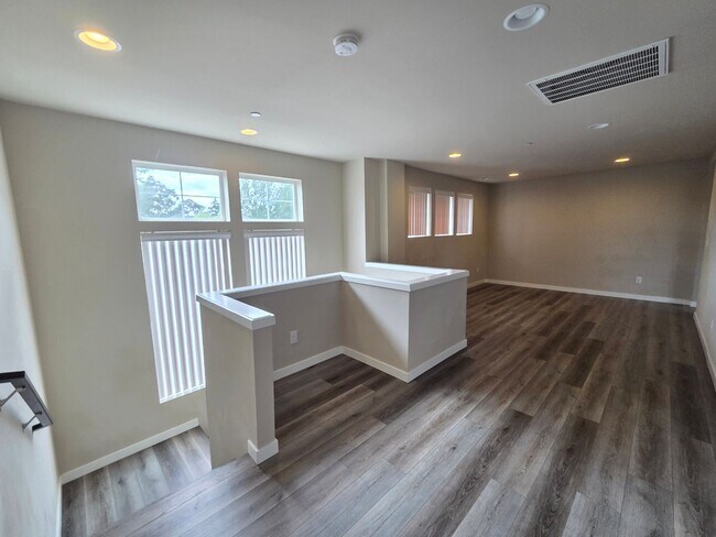 Building Photo - 2524 Jacaranda Ave