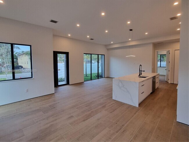 Building Photo - 810 NE 14th Pl