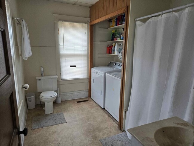 Building Photo - 1602 8th St E