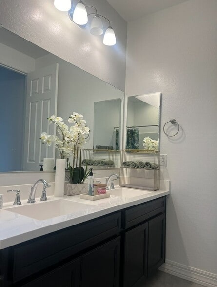 Building Photo - 2044 E Prairie Dog Dr