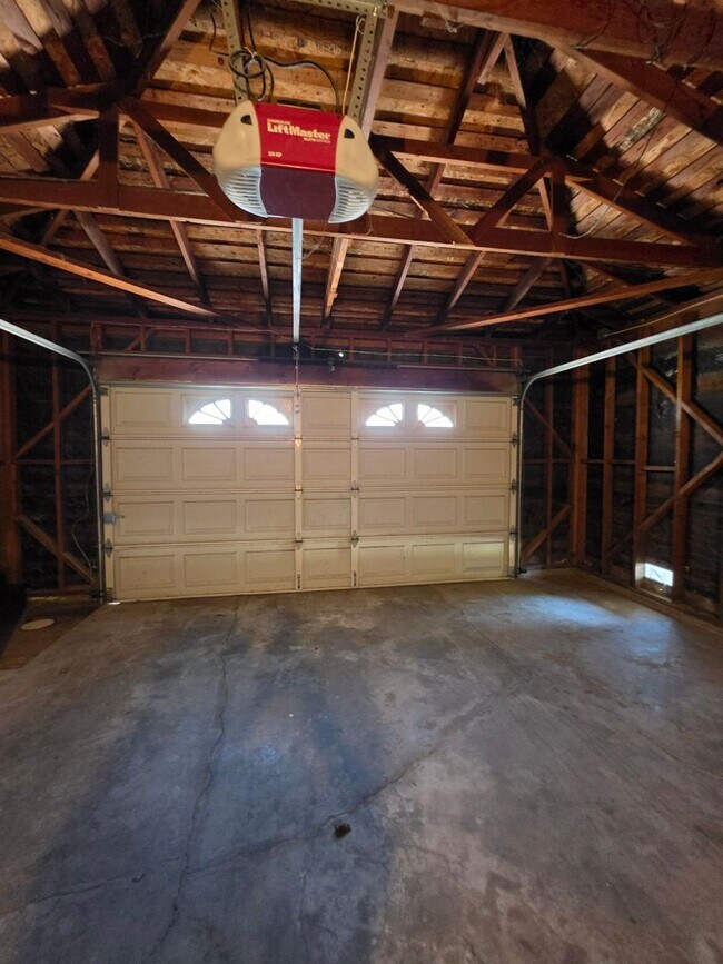 Building Photo - Spacious Home!!
