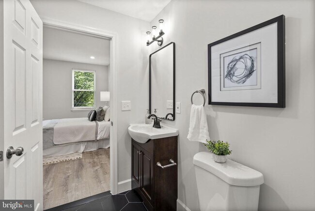 Building Photo - 518 N Lakewood Ave