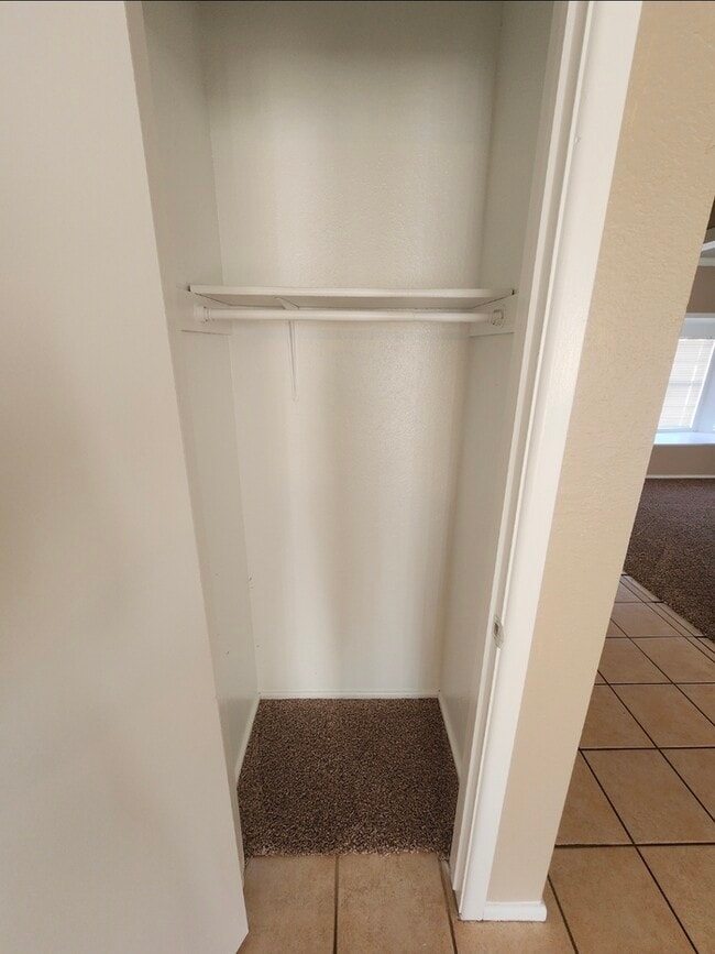 Building Photo - 3 bed 2 bath home