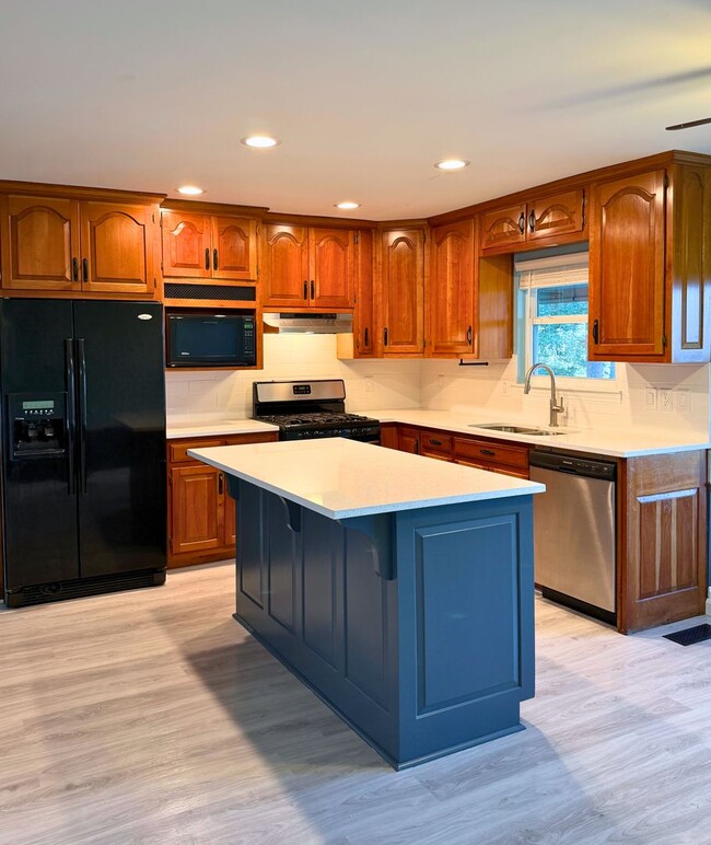 Building Photo - Spacious 4 Bedroom, 2.5 Bath Home with Stunning Marsh Views