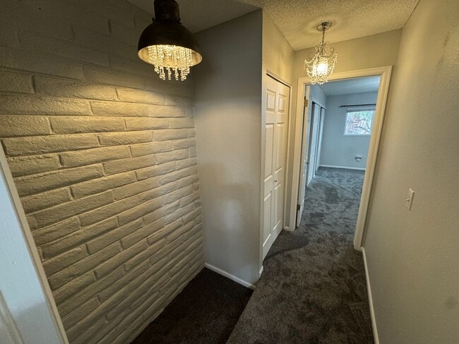 Building Photo - Move-In Ready 2 Bed Townhome | New Carpet | 2 Parking Spaces