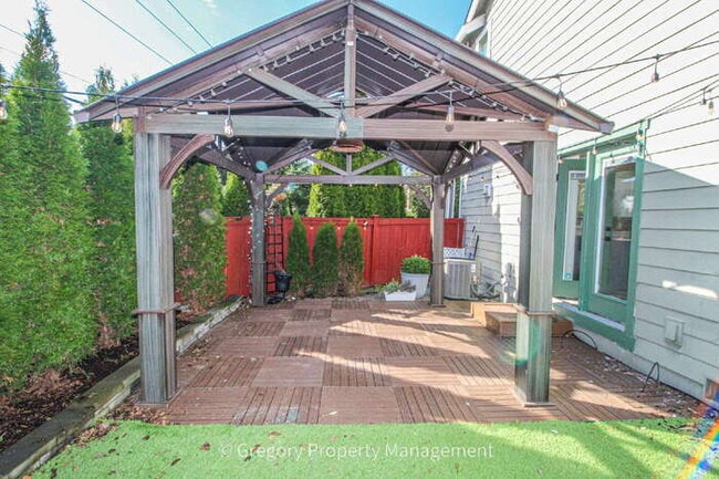 Building Photo - Beautiful and Modern Two-Story Home in Great Millcreek Location! 3 Bedrooms, 2.5 Bathrooms, Spaci...