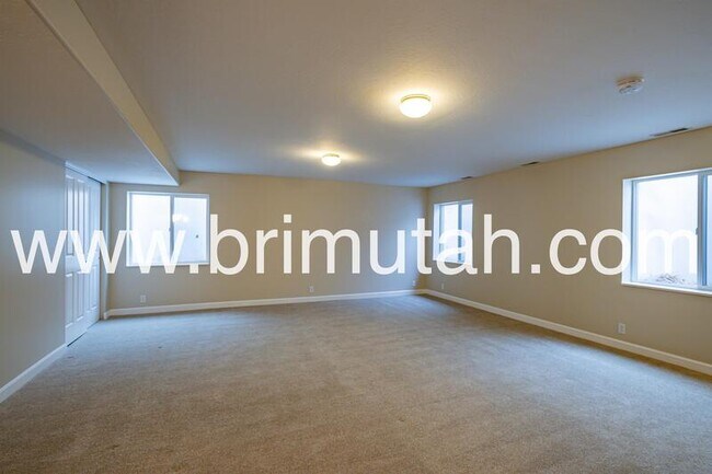Building Photo - 602 E Land Rush Dr