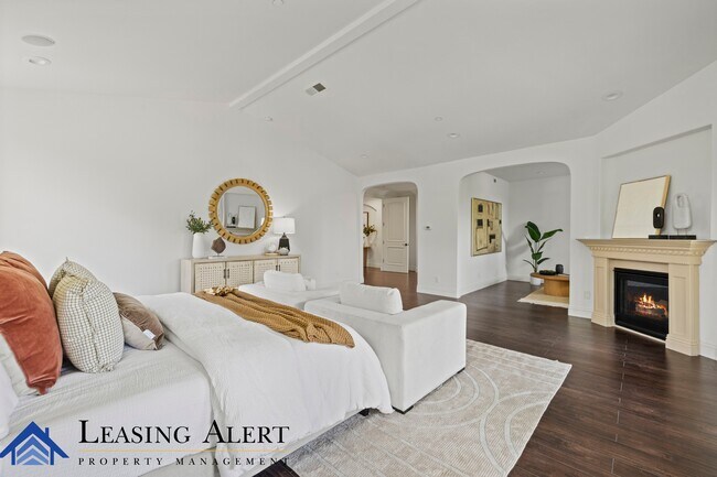 Building Photo - 5011 Hayvenhurst Ave