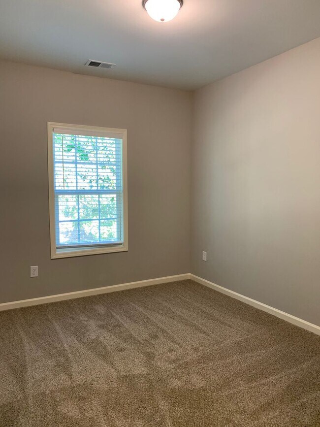 Building Photo - 3 Bedrooms 2.5 Baths  Condo in Downtown Watkinsville!