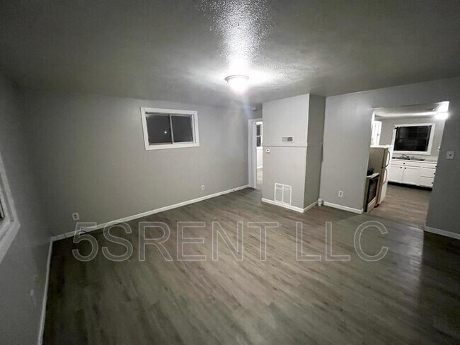 Building Photo - 236 S Mary Ellen St
