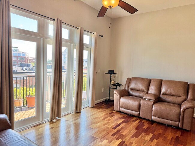 Building Photo - NEWPORT NEWS - STUNNING APARTMENT IN  THE ...