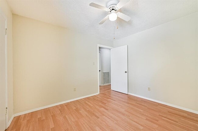 Building Photo - 504 Kingsbury Ln