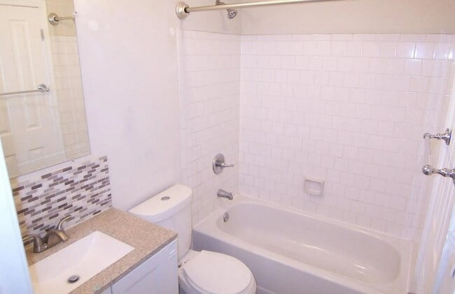 Building Photo - Middle River Townhome!