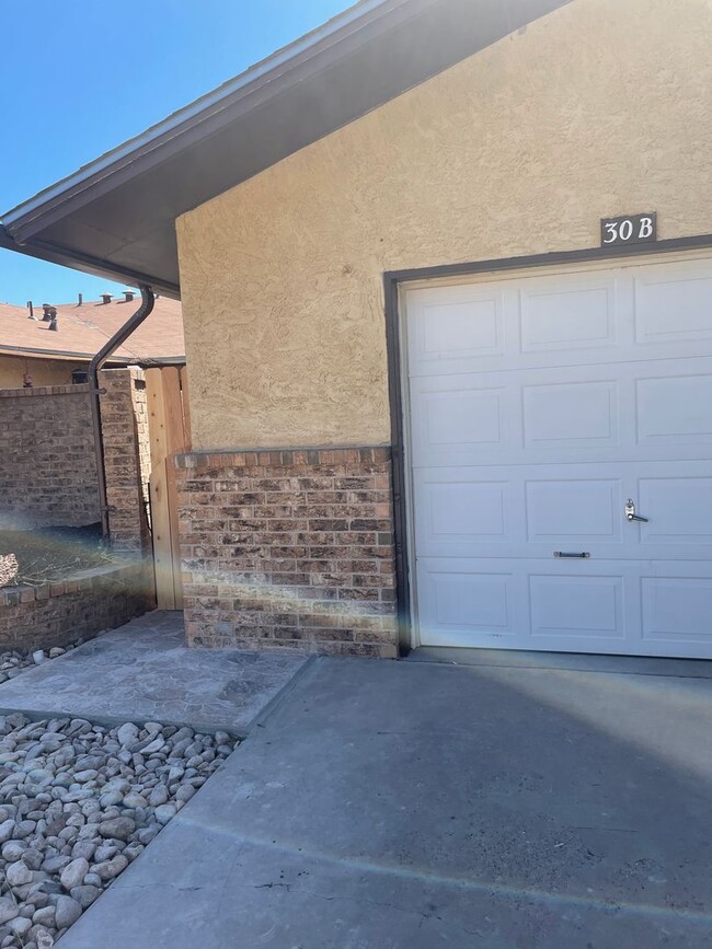 Building Photo - New remodeled townhome!