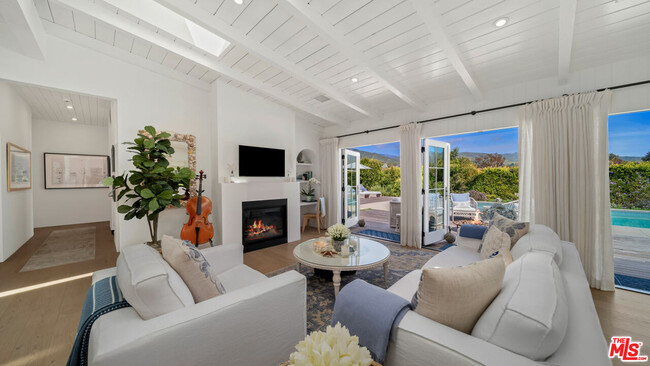Building Photo - 6540 Dume Dr