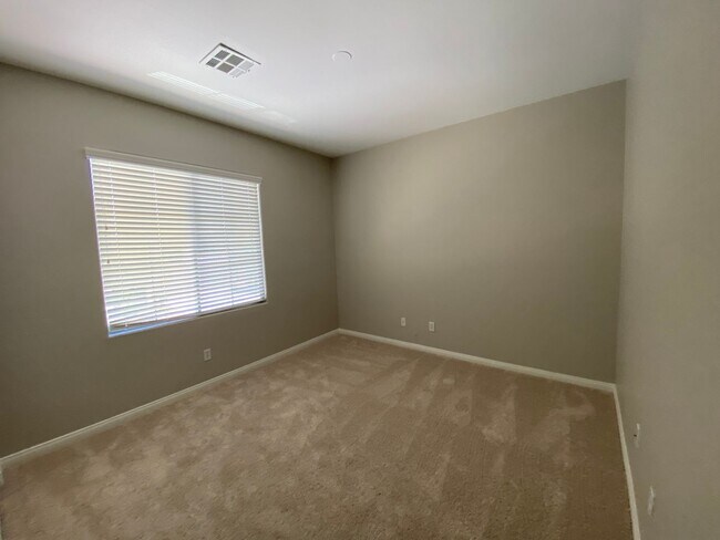 Building Photo - Stunning 4 bed, 3 bath home NLV 89081