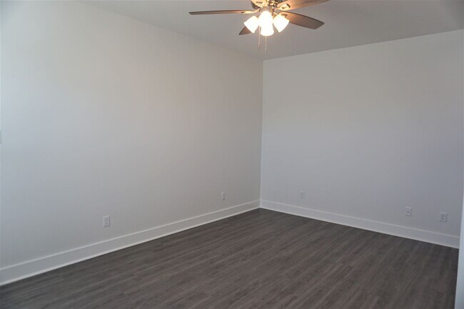 Building Photo - 4 Bedroom, 2 Bath Home in Valley View