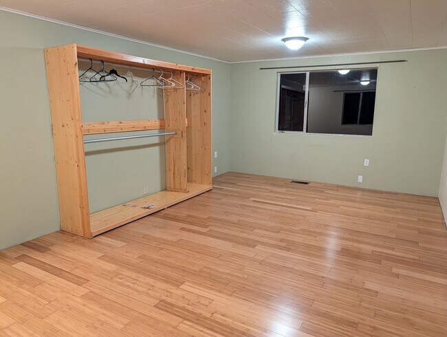 Building Photo - 12633 E Lake Dr