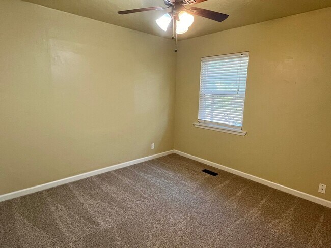 Building Photo - Super cute and updated 4 bed 2 bath home!!