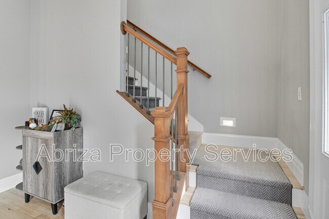 Building Photo - 3612 Flad Ave