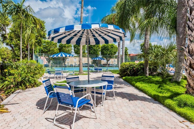 Building Photo - 10784 N Kendall Dr