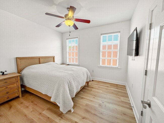 Building Photo - Fully Furnished Waterfront Elegance on Mai...