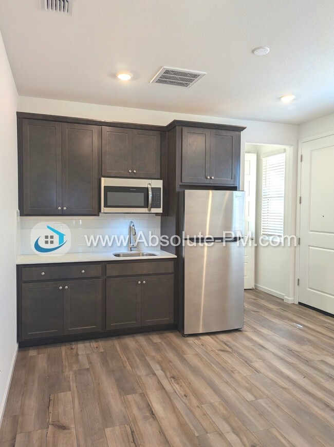 Building Photo - Amazing 1 Bed / 1 Bath Unit in a Brand New...