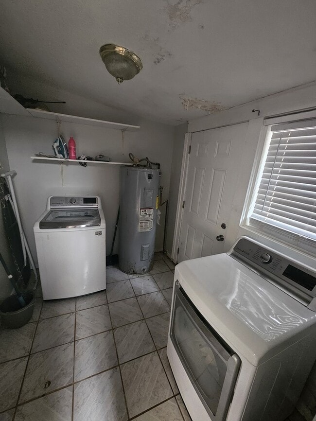 Building Photo - Furnished Three Bedroom Ranch Home