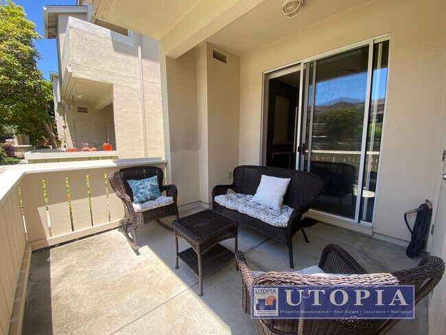 Building Photo - Recently Upgraded, Bi-Level Condo Downtown...