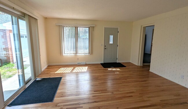 Building Photo - 755 Oakmere Pl